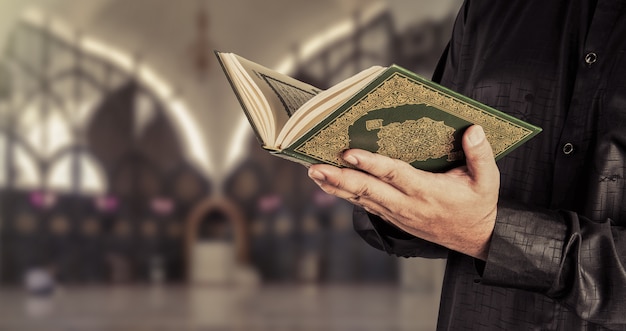 Koran Heiliges Buch Der Muslime Premium Foto