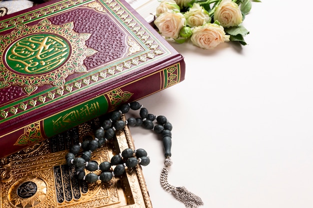 Koran mit rosen und musbaha mit kopienraum PremiumFoto