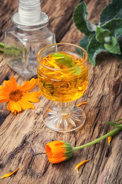 Kräutertinktur mit ringelblume Premium Fotos