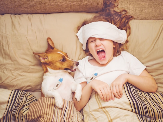 Krankes baby und welpe unter steppdecke Premium Fotos