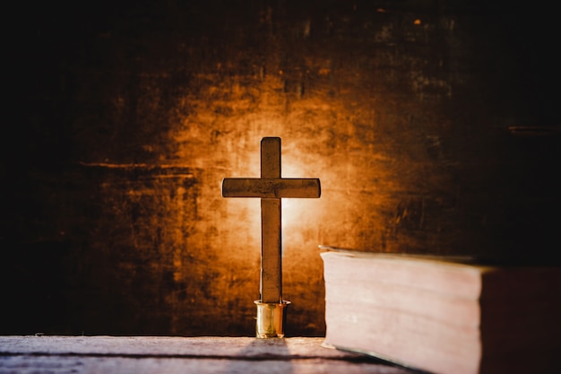 Kreuzen Sie Mit Bibel Und Kerze Auf Einem Alten Eichenholztisch Kostenlose Foto
