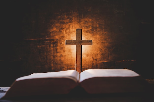 Kreuzen Sie Mit Bibel Und Kerze Auf Einem Alten Eichenholztisch Kostenlose Foto