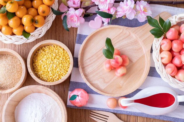Küchentisch mit deletierbaren nachahmungsfrüchten, fruit map beans Premium Fotos