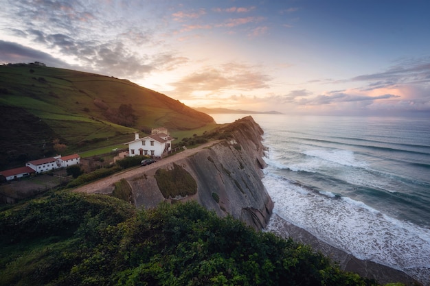 Kustenlandschaft Des Beruhmten Flysch In Zumaia Bei Sonnenuntergang Baskenland Spanien Beruhmte Geologische Formationen Premium Foto