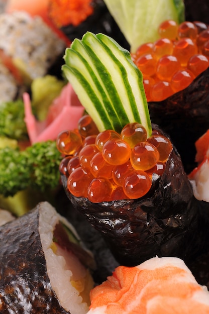 Lachs eier sushi mit sortierten sushi platte | Kostenlose Foto