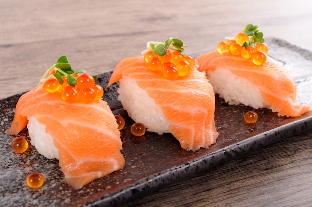 Lachs-sushi mit kaviar | Kostenlose Foto