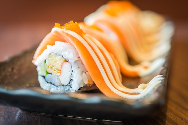Lachs-sushi-rolle maki | Kostenlose Foto