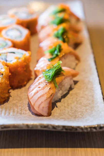 Lachs-sushi und lachs-maki | Kostenlose Foto