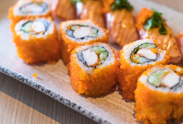 Lachs-sushi und lachs-maki | Kostenlose Foto