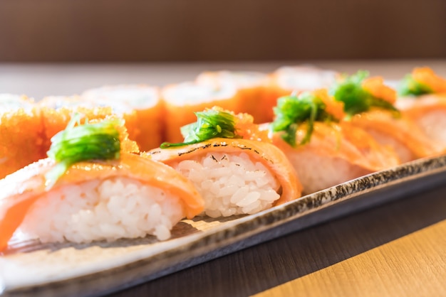 Lachs-sushi und lachs-maki | Kostenlose Foto