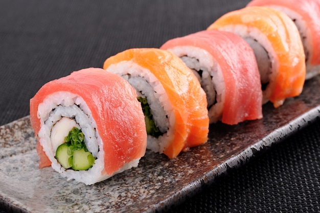 Lachs thunfisch-sushi rollen auf einem teller | Kostenlose Foto