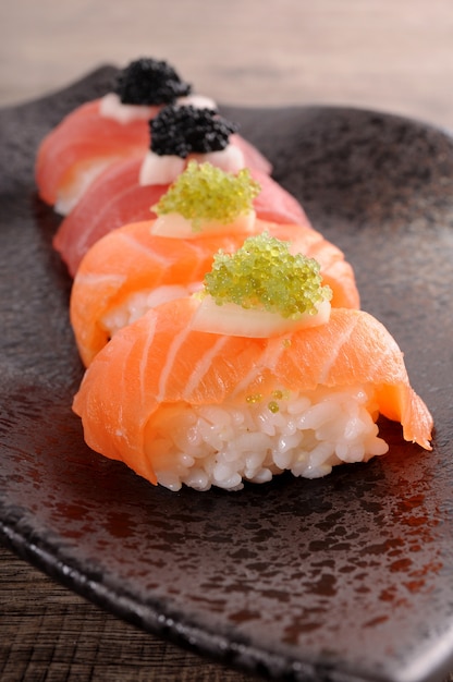 Lachs und thunfisch-sushi mit kaviar set | Kostenlose Foto