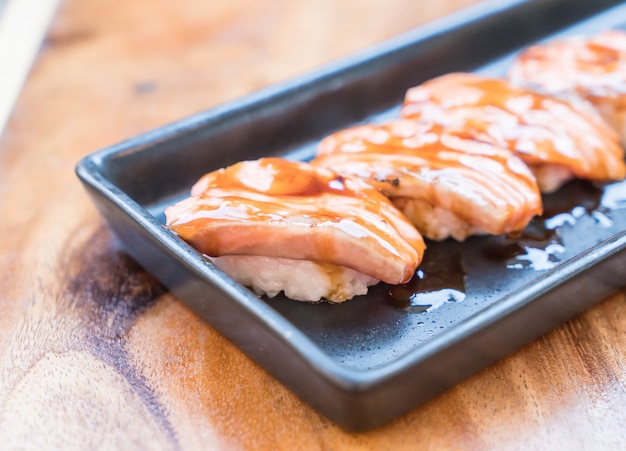 Lachs verbranntes sushi mit teriyaki-sauce | Kostenlose Foto