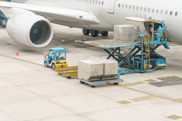 Ladeplattform der luftfracht zum flugzeug. lebensmittel für den flug-check-in und ausrüstung, die vor dem einsteigen in das flugzeug bereitstehen. Premium Fotos