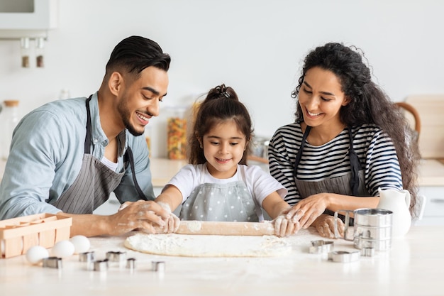 Lächelnde nahöstliche familieneltern und kinder, die zu