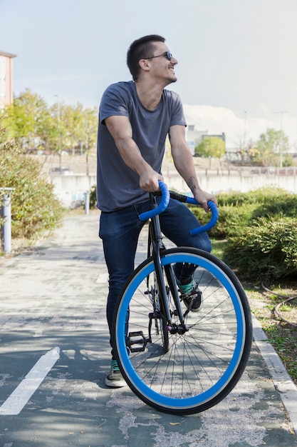 Lächelnder mann auf fahrrad Kostenlose Foto