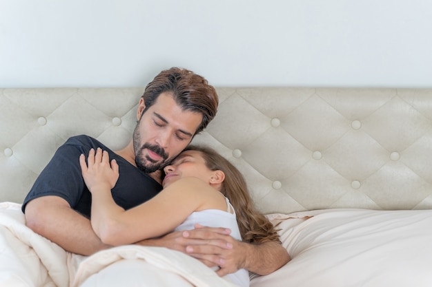 Lachelndes Paar Entspannt Sich Und Paare Kuscheln Im Bett Kostenlose Foto