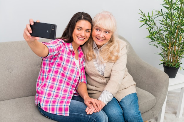 Lchelndes Portrt Einer Lteren Frau Und Der Mutter Die Selfie Am