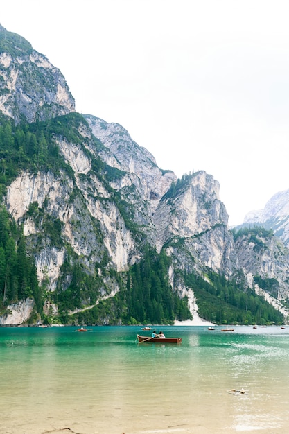 Lago di braies mit grünem wasser Premium Fotos