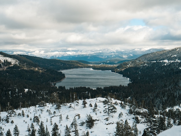 Land Bedeckt Mit Schnee Mit Blick Auf Den Donner Lake In Truckee Kalifornien Unter Bewolktem Himmel Kostenlose Foto