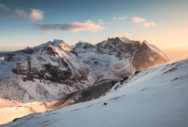 Landschaft des schneebedeckten berges auf spitze bei sonnenuntergang Premium Fotos