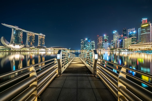 Lange Brucke Zwischen Belichteter Stadt Nachts Kostenlose Foto