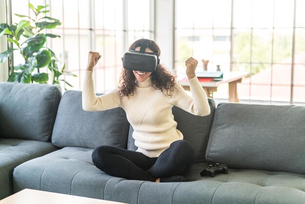 Lateinische frau mit einem virtualrealityheadset auf dem