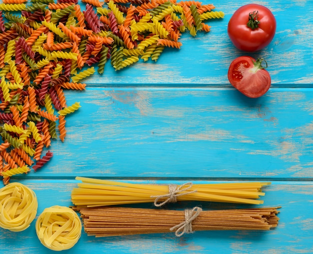 Lebensmittel, makkaroni, pasta, spaghetti. komposition aus nudeln, die als hintergrund verwendet werden können Premium Fotos