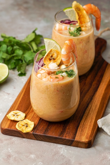 Leche De Tigre Peruanisches Ecuadorianisches Lateinamerikanisches Essen Rohfisch Cocktail Ceviche Mit Limette Aji Limon Und Koriander Traditionelles Peruanisches Essen Mit Srimps Und Bananenchips Premium Foto