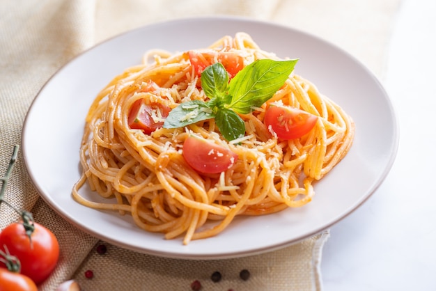 Leckere appetitliche klassische italienische spaghetti-nudeln mit ...