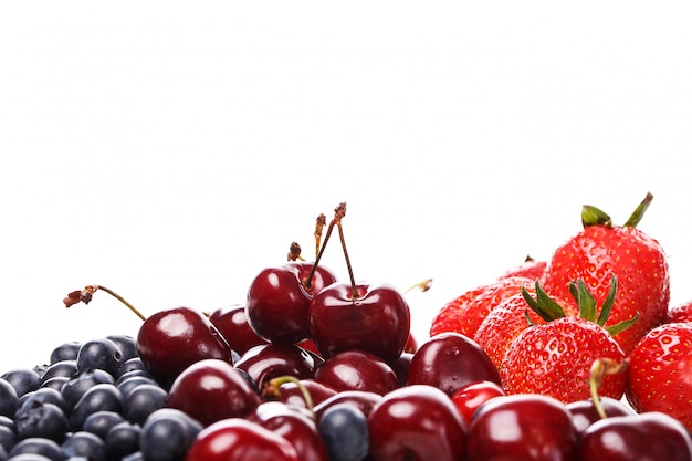 Leckere beeren auf dem tisch Kostenlose Fotos