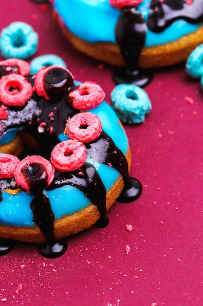 Leckere donuts auf pink | Kostenlose Foto