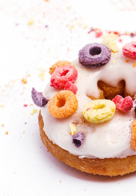Leckere donuts auf weiß | Kostenlose Foto