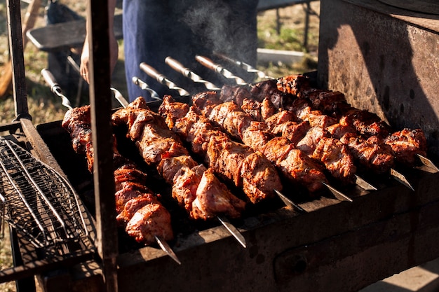 Leckere fleischspieße auf dem grill | Premium-Foto