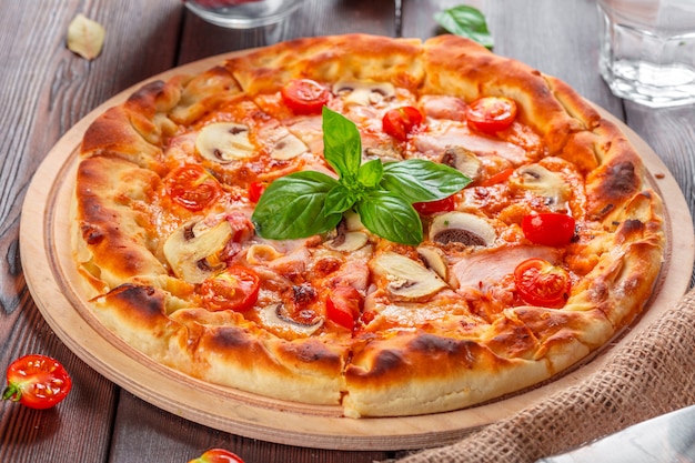Leckere Frische Pizza Serviert Auf Holztisch Premium Foto