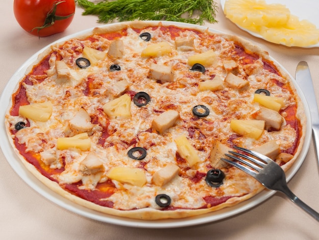 Leckere hawaiianische pizza mit hähnchenfilet ananas und | Premium-Foto