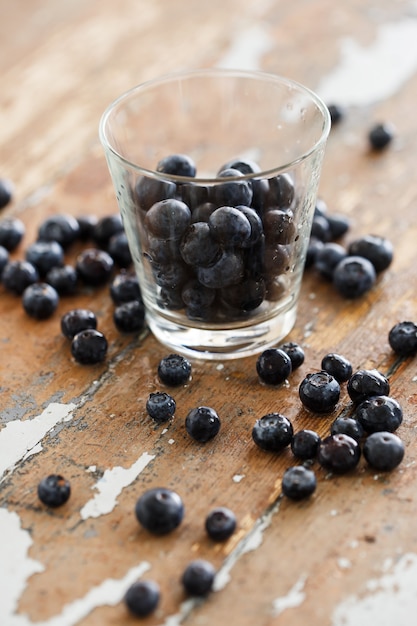 Leckere heidelbeeren auf dem tisch Kostenlose Fotos