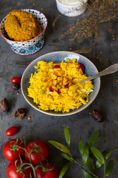 Leckere indische mahlzeit mit reis und tomaten | Kostenlose Foto