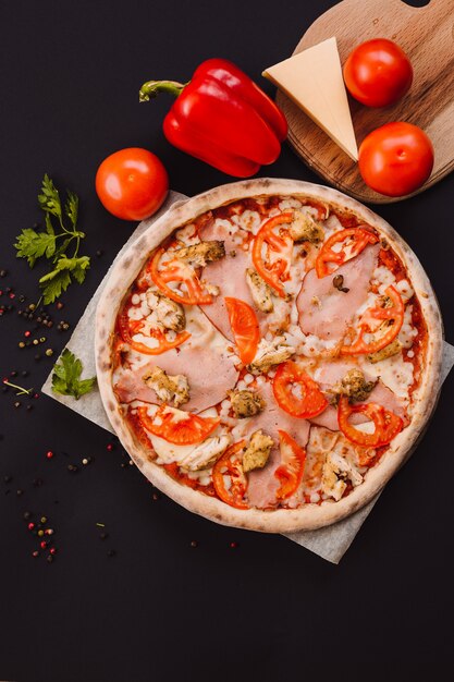 Leckere italienische pizza und kochzutaten tomaten, kräuter, käse ...