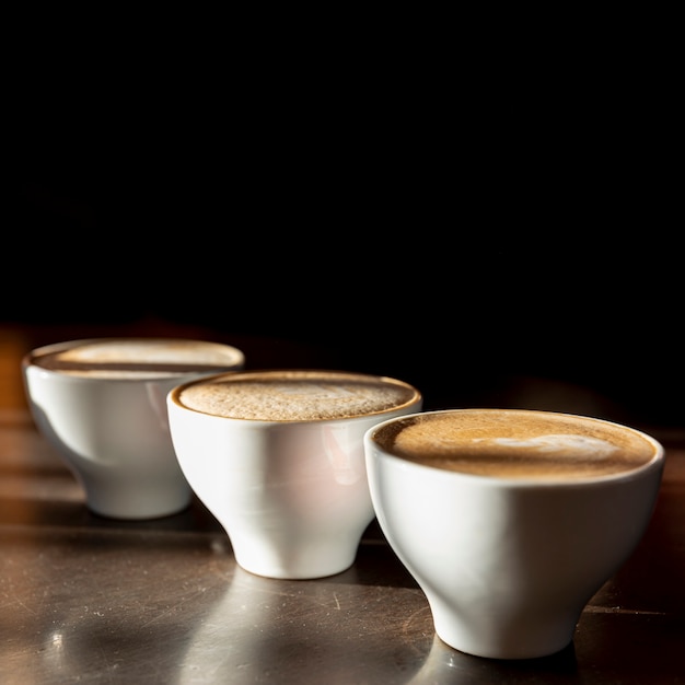 Leckere Kaffeetassen Der Nahaufnahme Mit Milch Kostenlose Foto