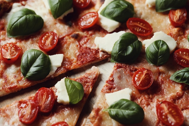 Leckere pizza mit basilikum | Kostenlose Foto
