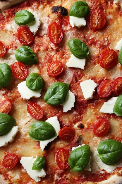 Leckere pizza mit basilikum | Kostenlose Foto