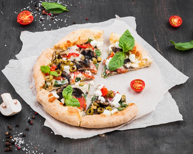 Leckere pizza mit gemüse arrangement | Kostenlose Foto