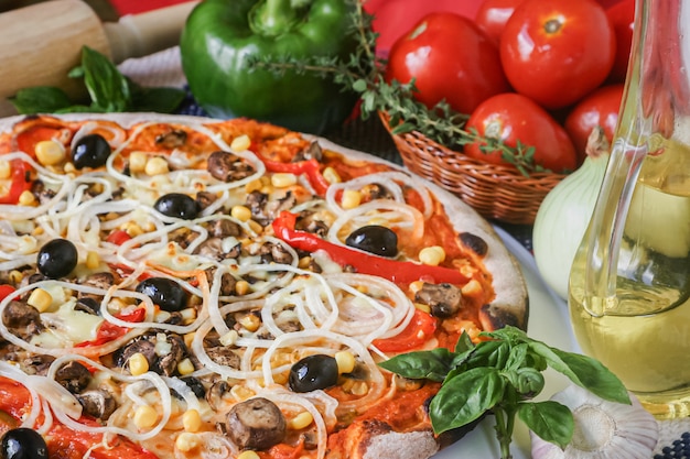 Leckere pizza mit mozzarella und gemüse, pilzen, paprika, oliven ...
