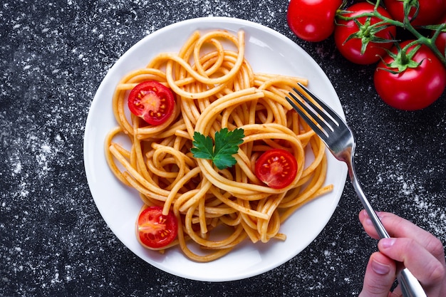 Leckere spaghetti mit petersilie, tomaten kirsche und tomatensauce auf ...