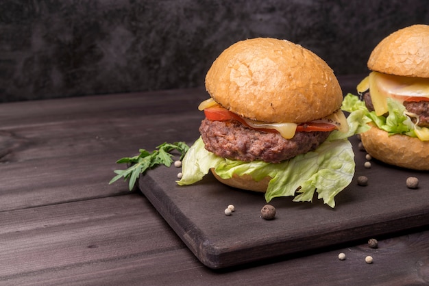 Leckerer Burger Auf Holztisch Kostenlose Foto