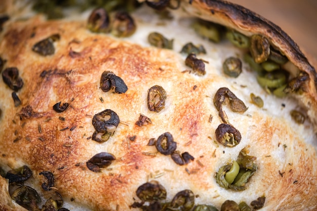 Leckeres frisch gebackenes rustikales brot mit oliven | Premium-Foto