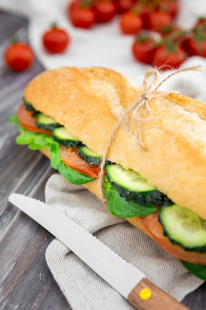 Leckeres sandwich mit gurkenscheiben und tomaten | Kostenlose Foto