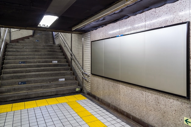 Leere anschlagtafel gelegen in der untertagehalle oder in der u-bahn für die werbung, modellkonzept Premium Fotos