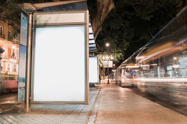 Leere Reklametafel An Der Bushaltestelle Mit Unscharfen Ampeln Kostenlose Foto